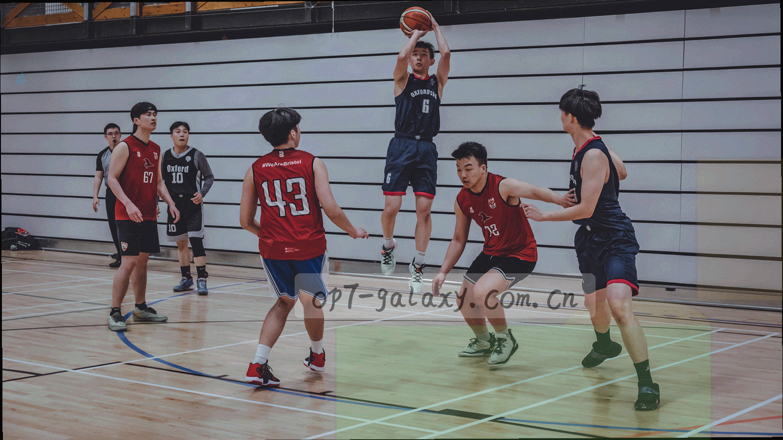 五组产品线以霓虹青与琥珀橙色块并置的抽象图解