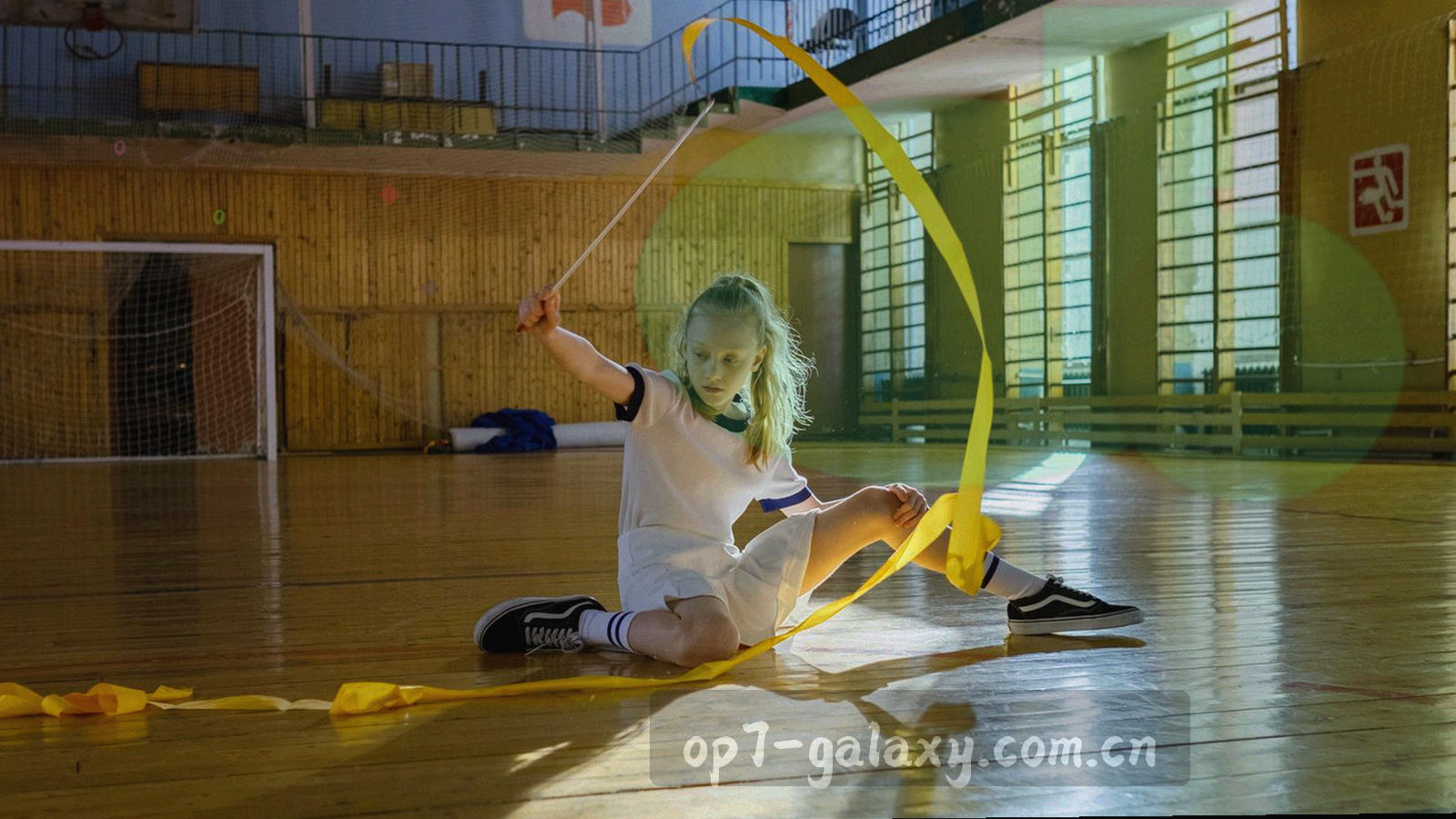 深空蓝背景上数据节点与锁形抽象线条构成的数据保护主题图